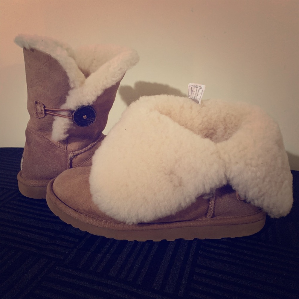 Uggs size 6 shearling suede boots